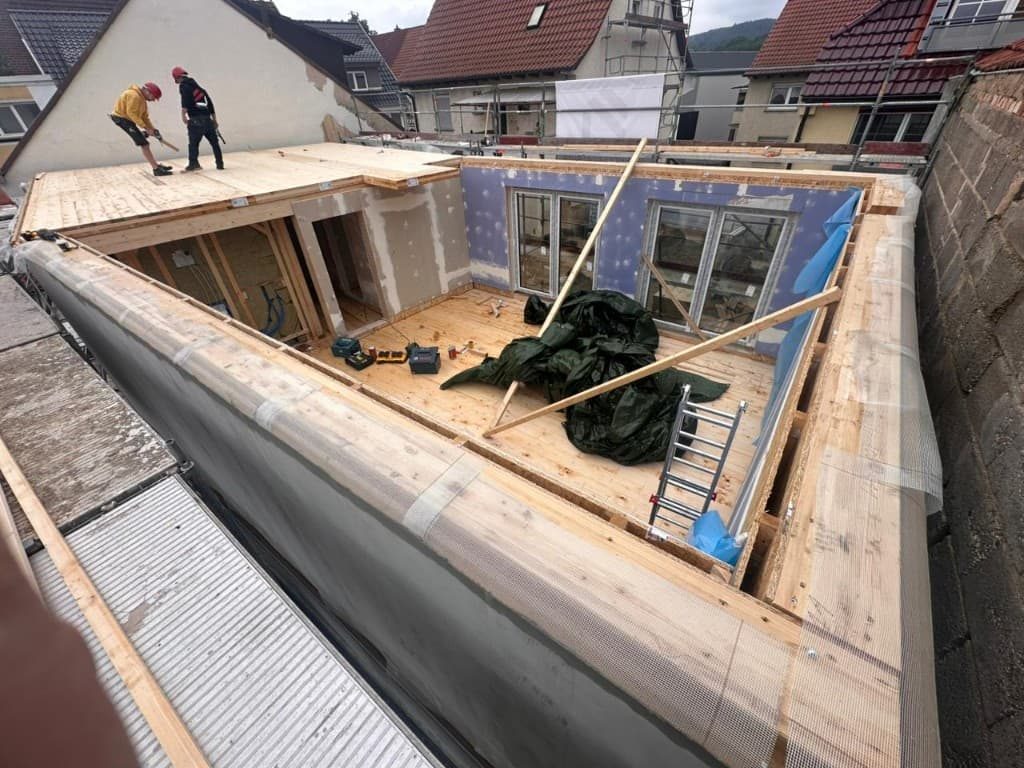 Holzbau-Module bei der Montage